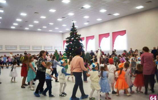 В новой саратовской школе зажгли праздничную елку