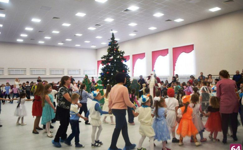 В новой саратовской школе зажгли праздничную елку