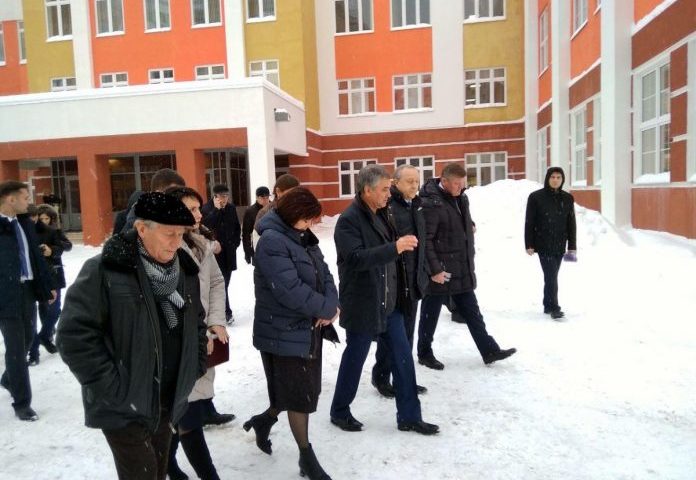 Учителя Саратова рассказали о строгом контроле Володина за ремонтом школы