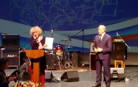 Губернатору вручили собранные в поддержку школы в Солнечном подписи