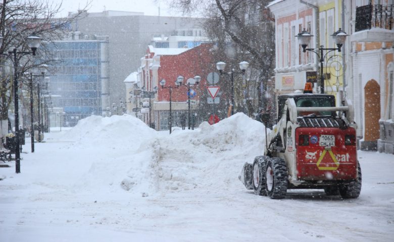 МЧС и минобороны направили в Саратов снегоуборочную технику
