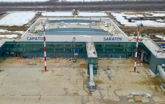 На фасад здания аэропорта установили буквы с названием города