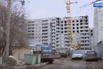 Строители дома для переселенцев из бараков в Елшанке укладываются в сроки