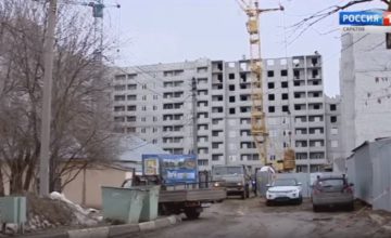 Строители дома для переселенцев из бараков в Елшанке укладываются в сроки