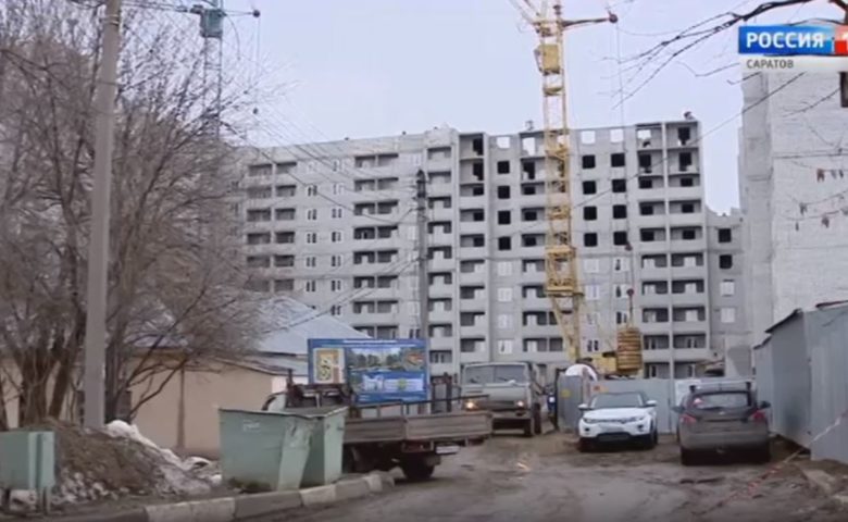 Строители дома для переселенцев из бараков в Елшанке укладываются в сроки