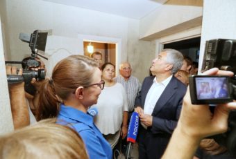 Председатель ГД посетил строящийся дом в Елшанке и встретился с жителями