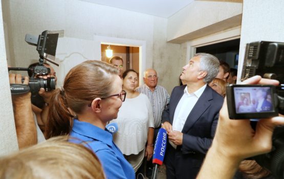 Председатель ГД посетил строящийся дом в Елшанке и встретился с жителями