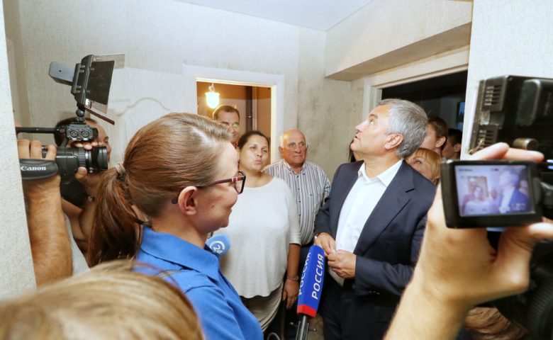 Председатель ГД посетил строящийся дом в Елшанке и встретился с жителями