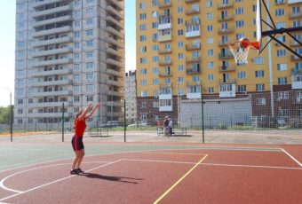 Строительство спортивной площадки у школы №59 в Заводском районе Саратова завершено