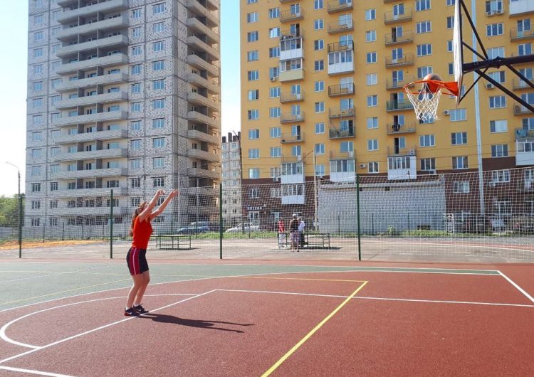 Строительство спортивной площадки у школы №59 в Заводском районе Саратова завершено