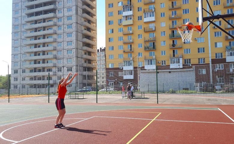 Строительство спортивной площадки у школы №59 в Заводском районе Саратова завершено
