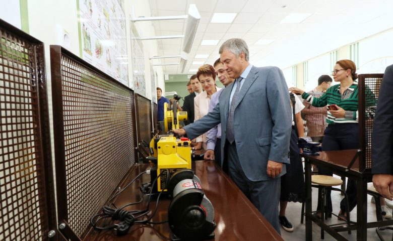 Вячеслав Володин посетил Гимназию №89 в Елшанке