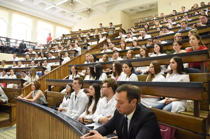 Подписано постановление о повышении зарплат молодых врачей в Саратовской области
