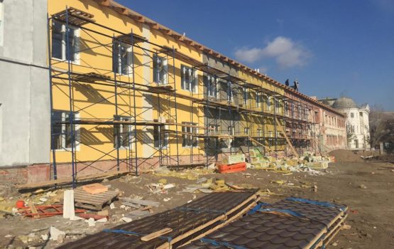 В Вольске продолжается капитальный ремонт дома для 24-х молодых врачей