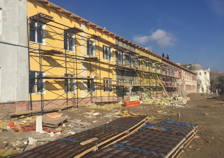 В Вольске продолжается капитальный ремонт дома для 24-х молодых врачей