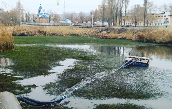 В саратовском сквере Марины Расковой началась расчистка пруда