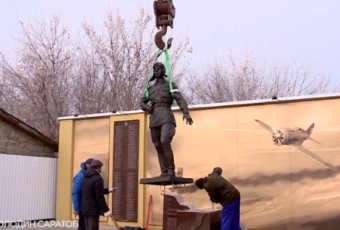 В селе Тепловка Вольского района установили памятник Виктору Талалихину