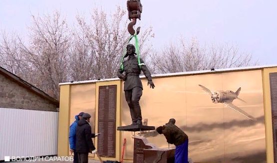 В селе Тепловка Вольского района установили памятник Виктору Талалихину