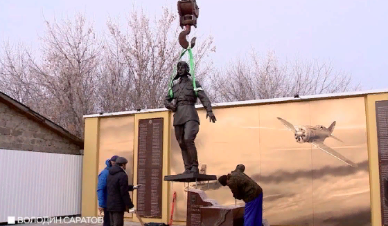 В селе Тепловка Вольского района установили памятник Виктору Талалихину