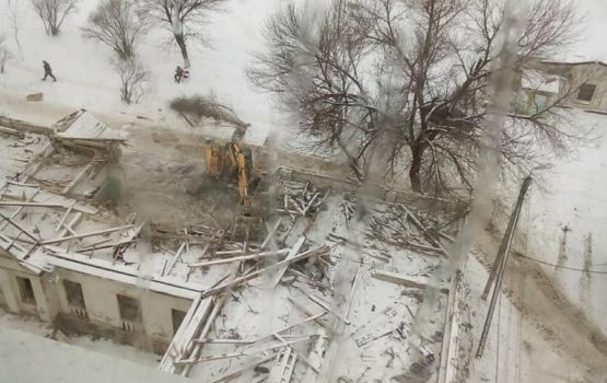В Елшанке сносят аварийное здание старой поликлиники