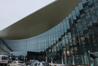 Автографы еще двух российских космонавтов появились у аэропорта «Гагарин»