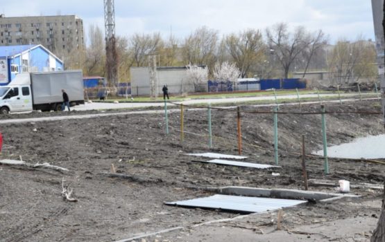 Рабочие начали демонтировать ограждения в сквере Марины Расковой