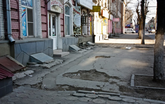 В Саратове отремонтировали тротуары на 32 участках