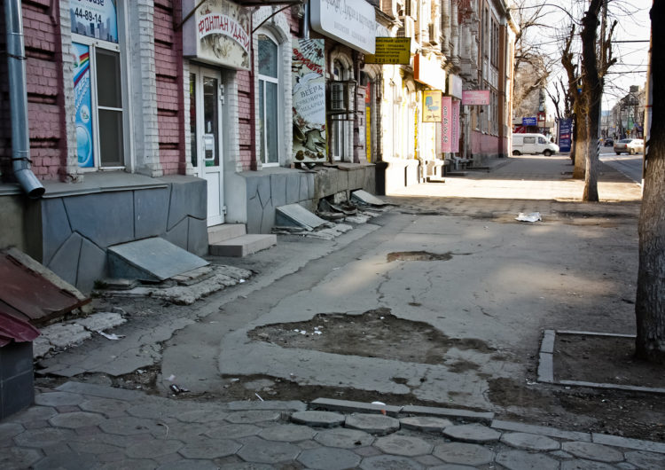 В Саратове отремонтировали тротуары на 32 участках