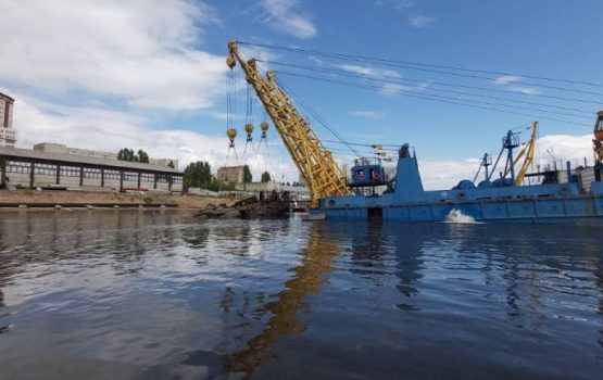 Со дна Волги рядом с новым пляжем подняли затонувший 40 лет назад буксир