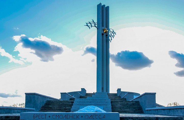 В Парке Победы на “Журавли” устанавливают отреставрированную звезду