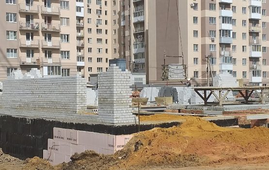 У поликлиники в поселке Солнечный-2 появляются стены