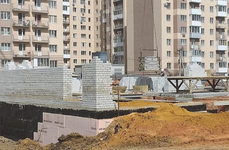 У поликлиники в поселке Солнечный-2 появляются стены