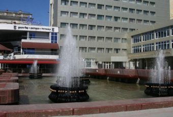 На проспекте Кирова вот уже несколько дней идут пуско-наладочные работы на фонтане «Мелодия»