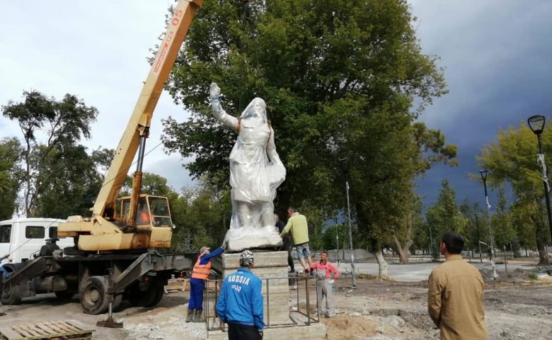 В сквере Марины Расковой установили памятник создательнице женского авиаполка