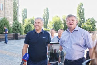 Во время прогулки по пешеходному кольцу Вячеслав Володин предложил создать еще одну пешеходную зону