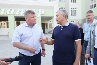 Тему горячего питания Вячеслав Володин поднял во время посещения школы в микрорайоне Авиатор