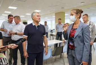 Вячеслав Володин поднял тему горячего питания во время посещения школы в Авиаторе