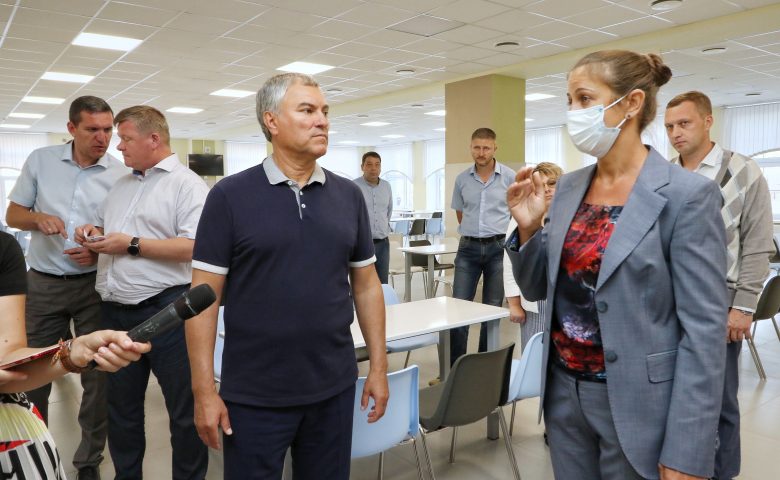 Вячеслав Володин поднял тему горячего питания во время посещения школы в Авиаторе