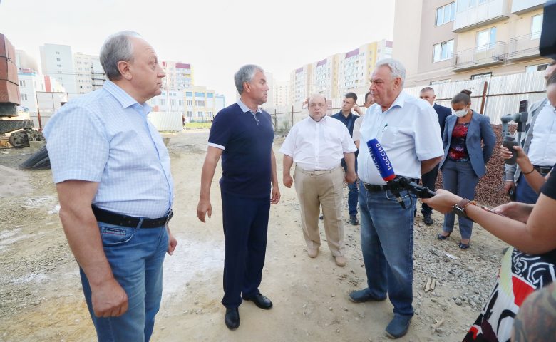 Вячеслав Володин посетил стройплощадку поликлиники в Солнечном-2