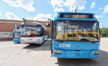 На городские маршруты вышло еще 26 троллейбусов, прибывших из Москвы