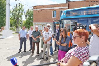 Сегодня принято решение о повышении зарплаты водителям троллейбусов и трамваев