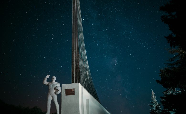 Памятник Юрию Гагарину вернулся на место приземления