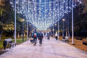 Новая иллюминация появилась на площади Кирова после ее реконструкции