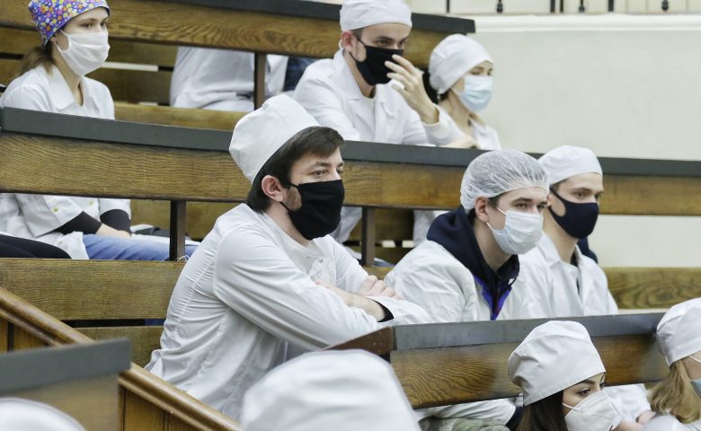 В саратовскую скорую помощь придут работать 50 выпускников медуниверситета