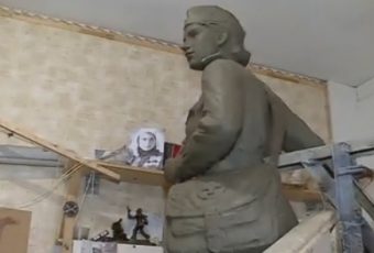 Скульптор Владимир Пальмин заканчивает работу над памятником военной медсестре