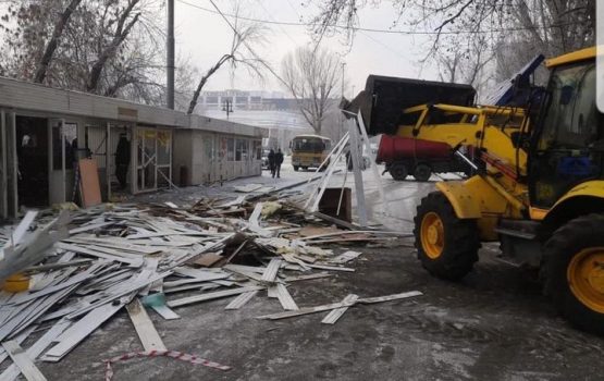 В Мирном переулке начался снос ларьков