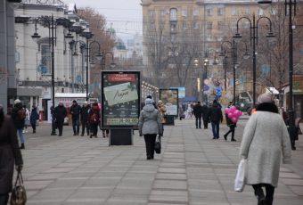 На проспекте Кирова убирают рекламные щиты