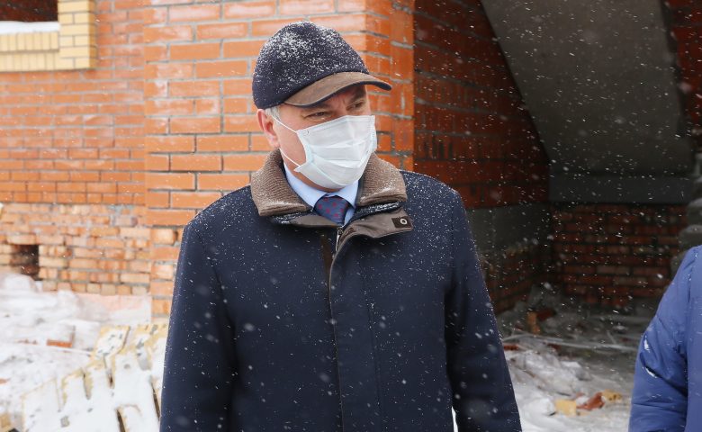 Вячеслав Володин проверил ход строительства домов для медиков в Елшанке