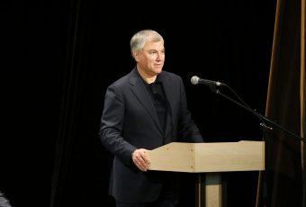 Володин поднял тему низких зарплат административно-технического персонала в школах и детсадах