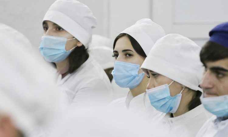 Саратовская скорая помощь предлагает врачам зарплаты от 60 тысяч рублей